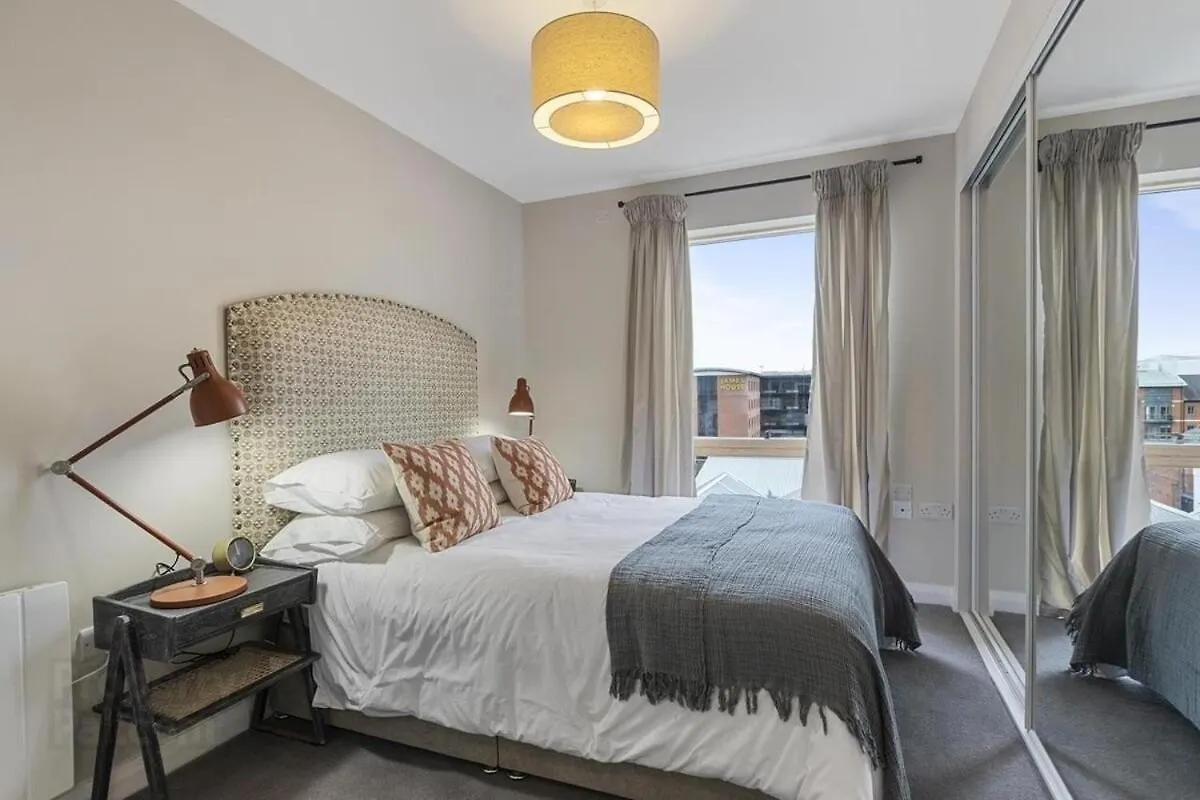 Apartment Stylish 2-Bed Penthouse Sleeps 6 Central Location Belfast