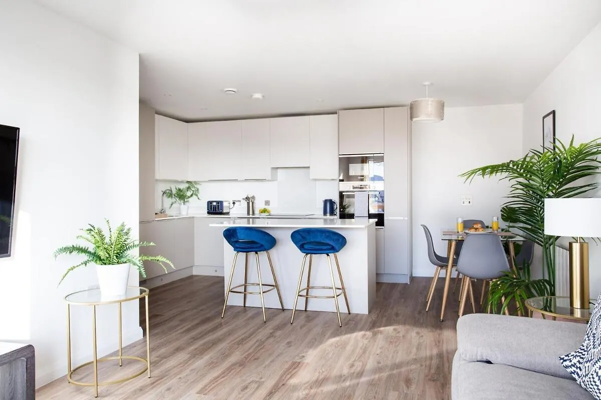 Stylish 2-Bed Penthouse Sleeps 6 Central Location Belfast Apartment