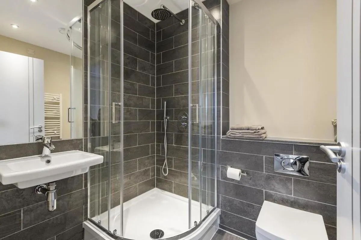 Stylish 2-Bed Penthouse Sleeps 6 Central Location Belfast
