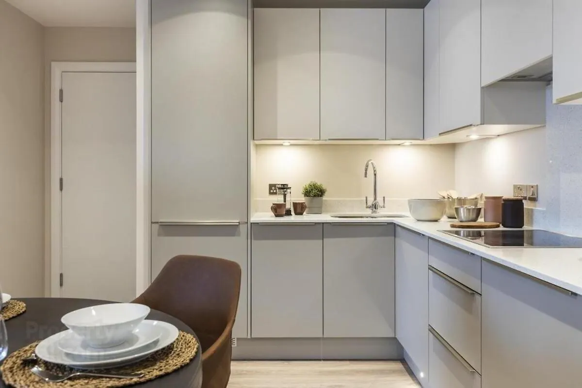 Stylish 2-Bed Penthouse Sleeps 6 Central Location Belfast