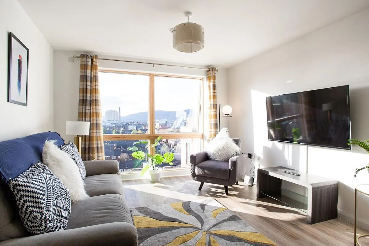 Stylish 2-Bed Penthouse Sleeps 6 Central Location Belfast Apartment