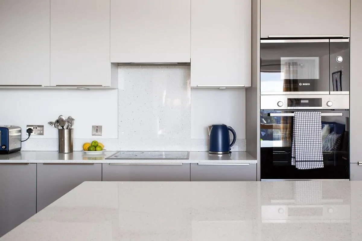 Stylish 2-Bed Penthouse Sleeps 6 Central Location Belfast 0*,