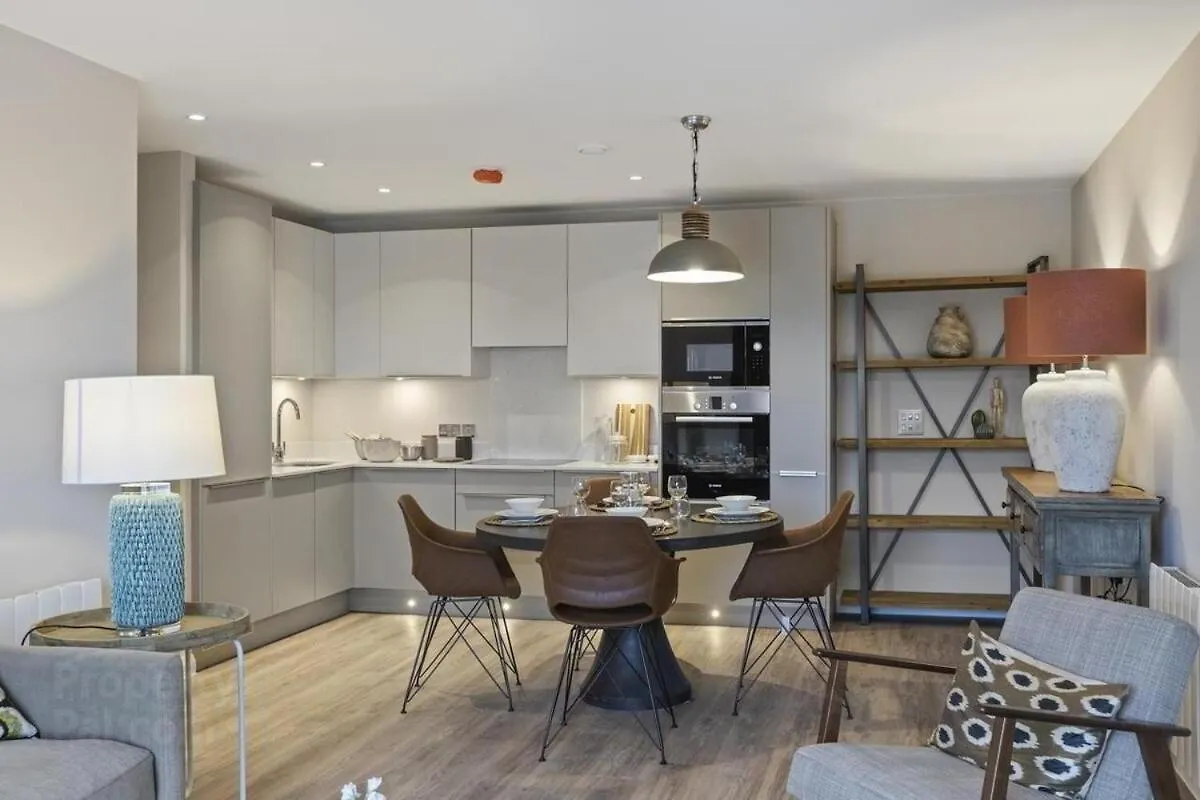 Stylish 2-Bed Penthouse Sleeps 6 Central Location Belfast