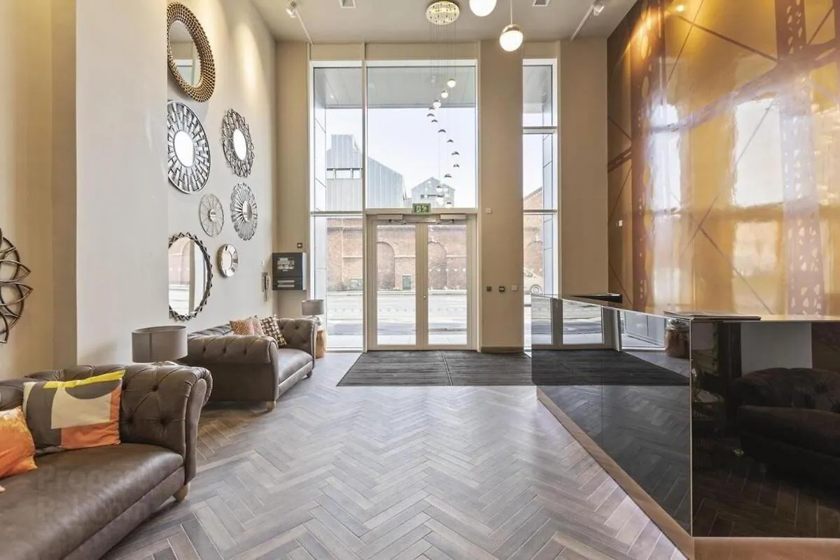 Apartment Stylish 2-Bed Penthouse Sleeps 6 Central Location Belfast