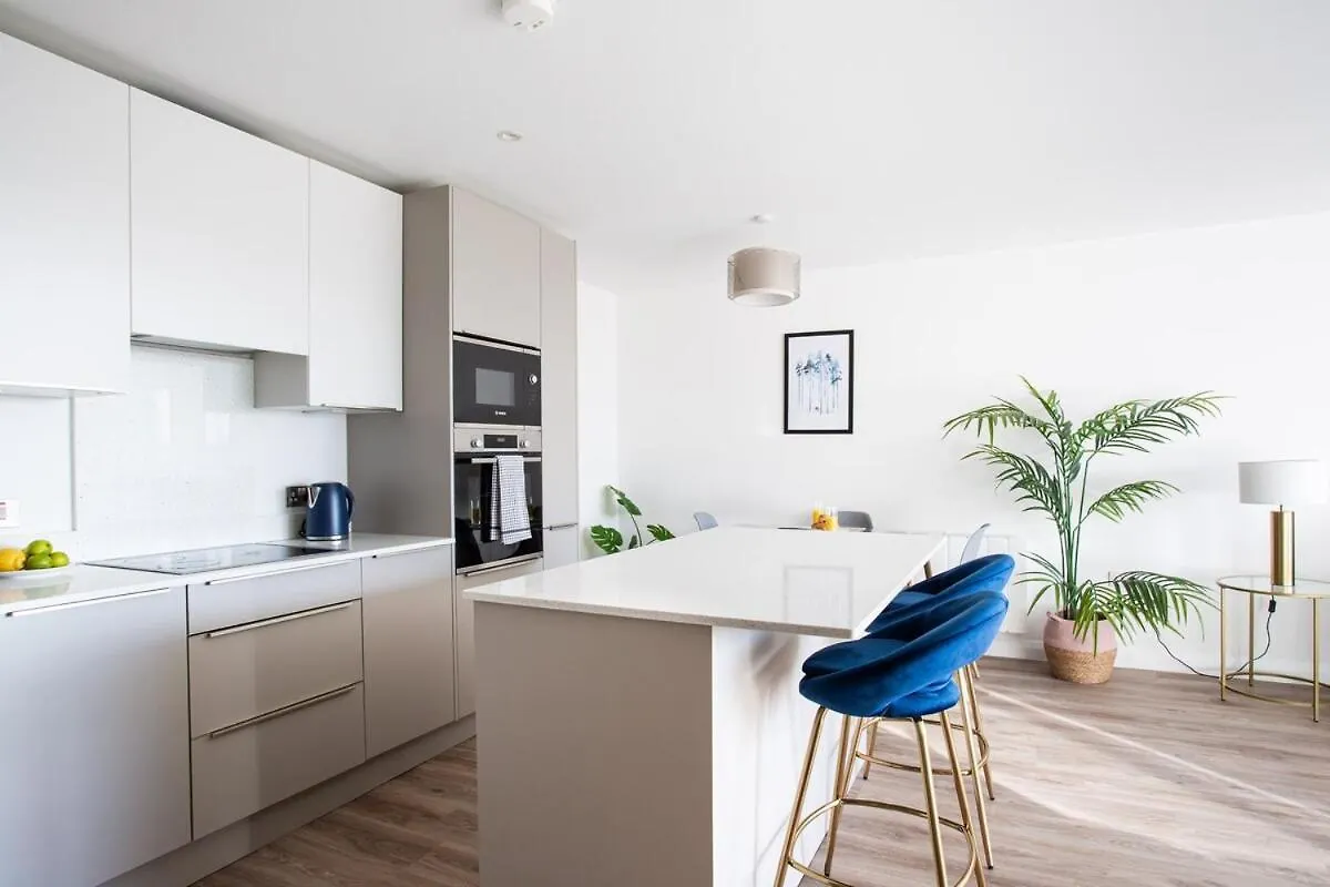 Stylish 2-Bed Penthouse Sleeps 6 Central Location Belfast 0*,